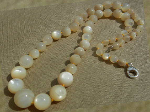 Collier Van Den Abeele Molly or jaune en perles de coquillages plates