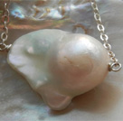 Perle Baroque Nucléée Montée sur Une Chaîne en Argent 925